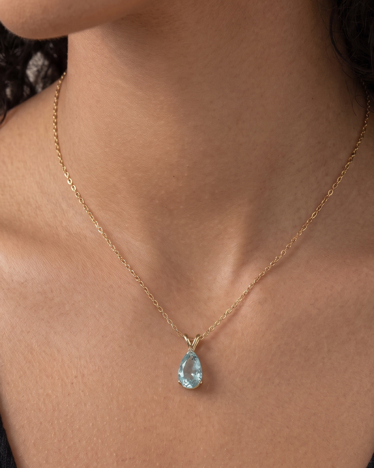 Collier Azur Bellurr porté, pendentif goutte bleu ciel sur chaîne fine dorée