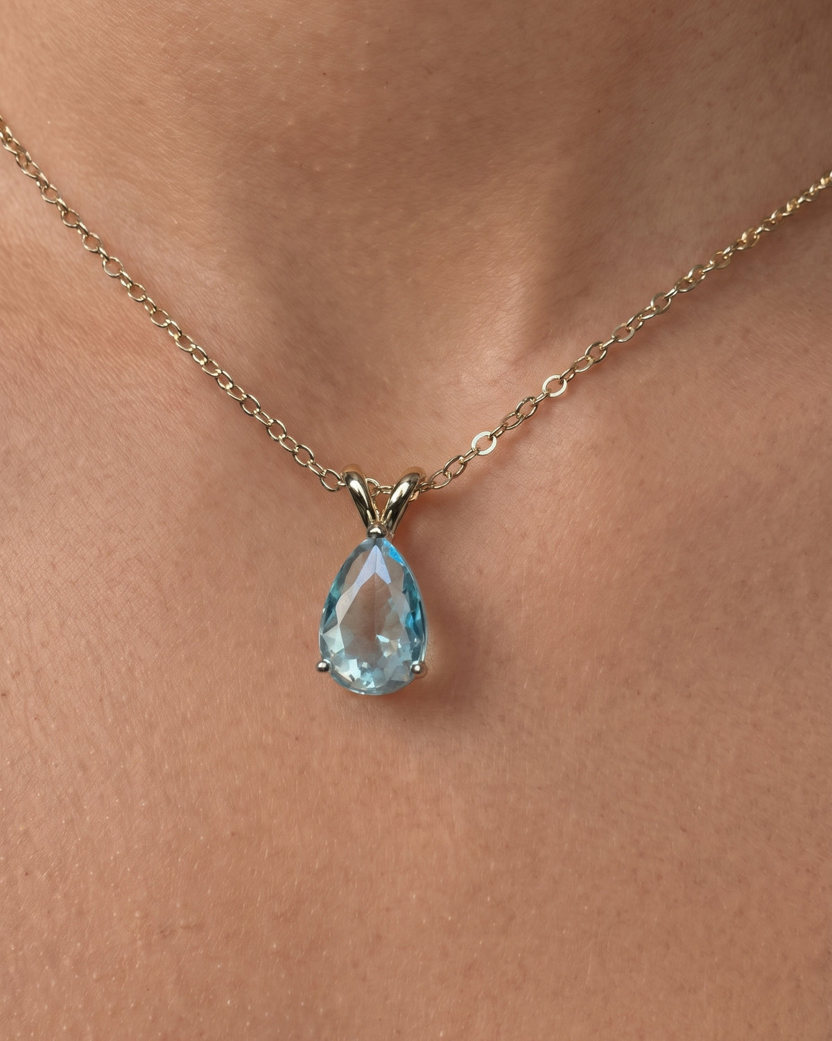 Gros plan du pendentif goutte bleu ciel du collier Azur Bellurr