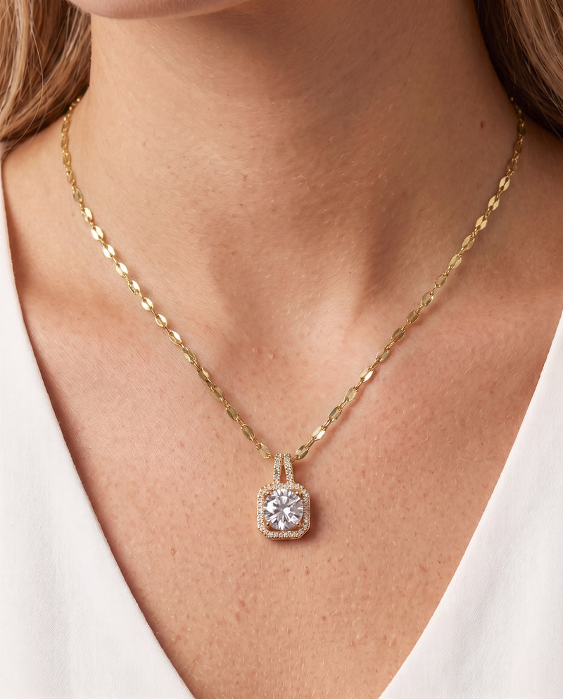 Collier Lumière Bellurr porté sur un haut blanc, pendentif carré halo serti