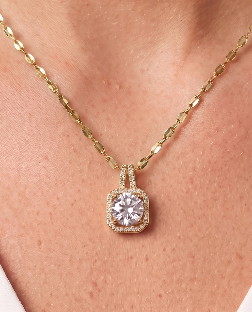 Gros plan du pendentif carré halo et de sa pierre ronde, collier Lumière Bellurr