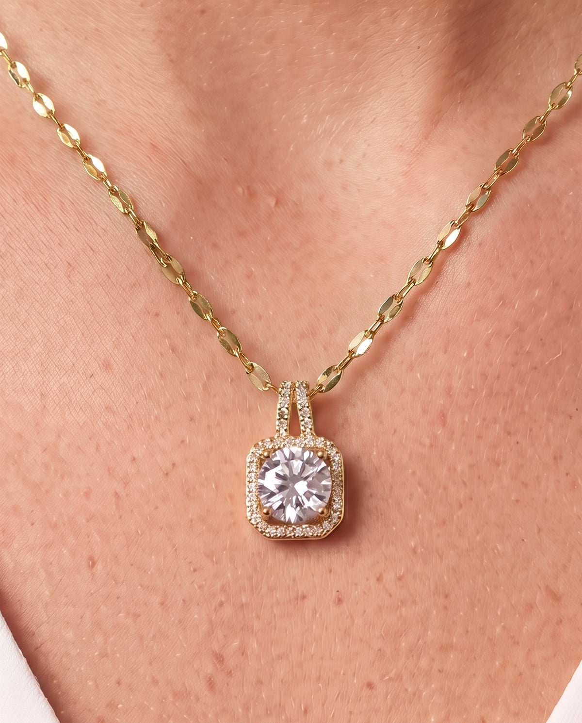 Gros plan du pendentif carré halo et de sa pierre ronde, collier Lumière Bellurr